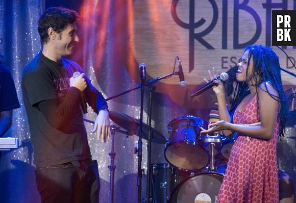 Dinho Ouro Preto, do Capital Inicial, cantou com a personagem Sol (Jeniffer Nascimento) em "Malhação - Sonhos"