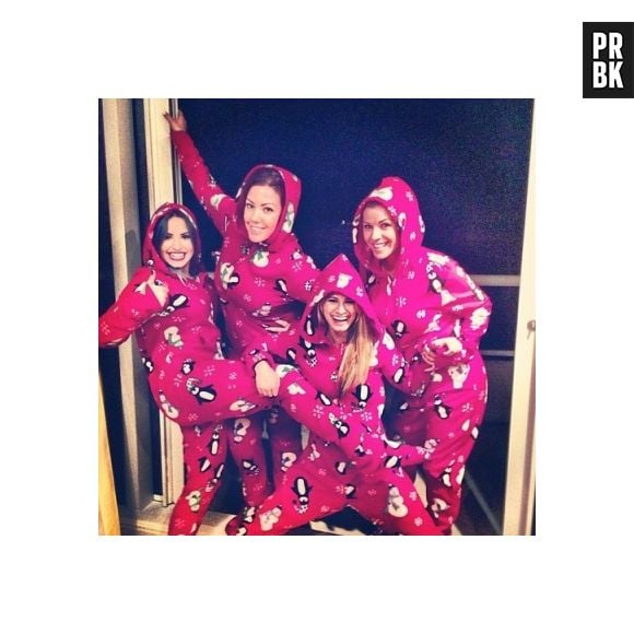 Demi Lovato em festa do pijama com as amigas