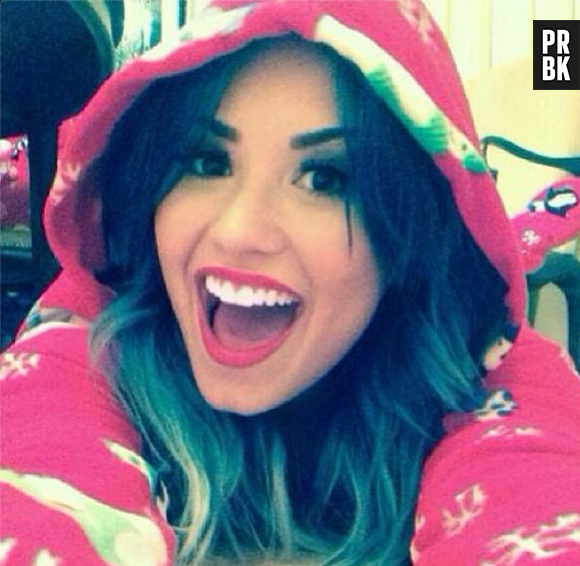 Demi Lovato faz festa do pijama e posta no Instagram