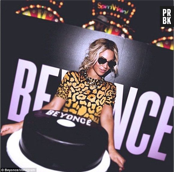 Beyoncé e seu bolo em forma de disco! Qual devia ser o sabor?