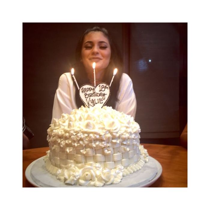  Kylie Jenner ganhou um bolo cheio de pompa e super chique! 