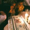  Esse bolo é mesmo a cara de Khloe Kardashian: nada melhor que uma gigante nota de dólar com o rostinho da musa! 