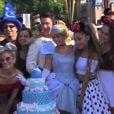  Ariana Grande relembrando os tempos de infância com um bolo bem Disney e ao lado da Cinderela! 