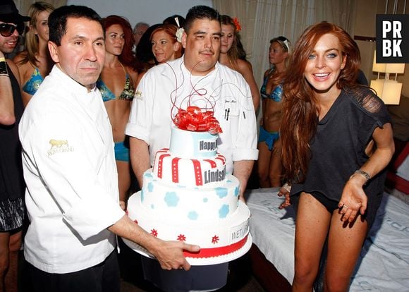 Lindsay Lohan e seu mega bolo surpresa em 2009