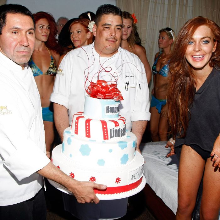  Lindsay Lohan e seu mega bolo surpresa em 2009 