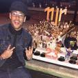 O Neymar Jr. ganhou um bolo cheio de lembrancinhas dele mesmo! Fofo!
