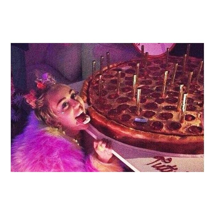 A Miley Cyrus tá comendo uma pizza? Não, esse é o bolo de aniversário dela enganando todo mundo!