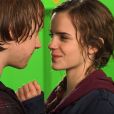 O beijo entre Hermione (Emma Watson) e Rony (Rupert Grint) em "Harry Potter" precisou ser gravado diversas vezes até que ficasse mais natural porque os dois são muito amigos e acharam estranho