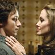 A cena romântica entre James McAvoy e Angelina Jolie em "O Procurado", não foi a mais legal de ter sido feita. Os dois se sentiram incomodados por terem que gravar um momento tão íntimo assim que se conheceram