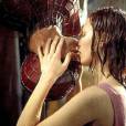 Um dos beijos mais icônicos do cinema com certeza é entre Peter Parker (Tobey Maguire) e Mary Jane (Kristen Dunst) em "Homem-Aranha". Mas foi uma cena complicada, porque além de ficar de cabeça para baixo, a água da chuva entrava toda hora no nariz de Maguire
