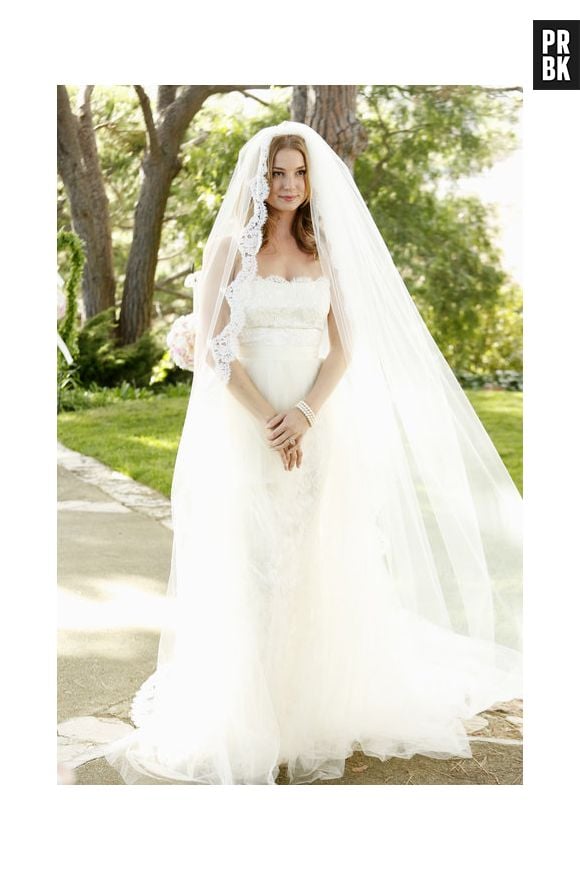 Emily (Emily VanCamp) teve o casamento do ano em "Revenge"!