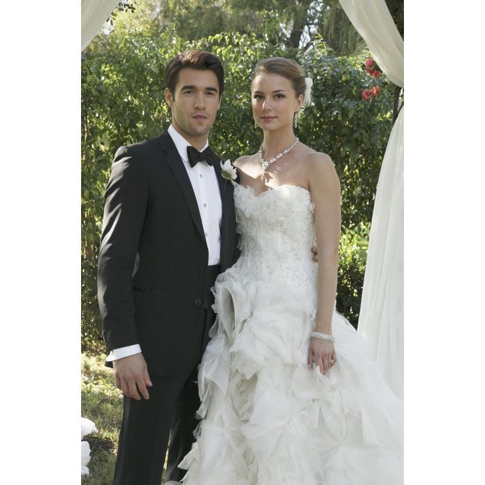 Daniel (Joshua Bowman) descobriu uma bomba em seu casamento com Emily (Emily VanCamp) em &quot;Revenge&quot;!