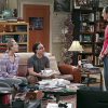 Leonard (Johnny Galecki) e Penny (Kaley Cuoco) conversam com Sheldon (Jim Parson) em imagens promocionais de "The Big Bang Theory"