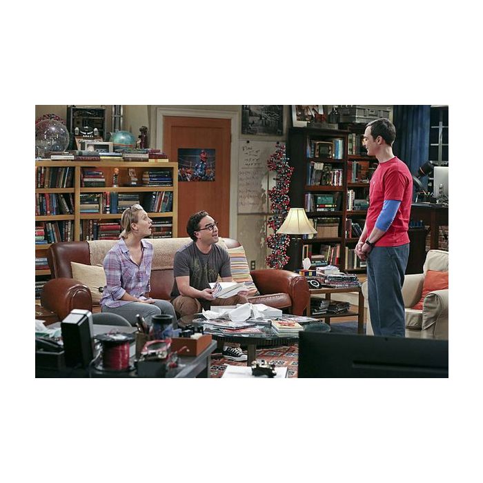 Leonard (Johnny Galecki) e Penny (Kaley Cuoco) conversam com Sheldon (Jim Parson) em imagens promocionais de &quot;The Big Bang Theory&quot;