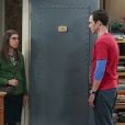 Amy (Mayim Bialik) vai atrás de Sheldon (Jim Parson) em fotos promocionais de "The Big Bang Theory"