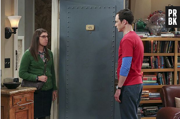 Amy (Mayim Bialik) vai atrás de Sheldon (Jim Parson) em fotos promocionais de "The Big Bang Theory"