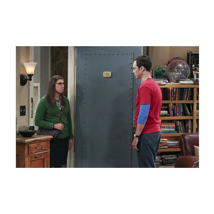Amy (Mayim Bialik) vai atrás de Sheldon (Jim Parson) em fotos promocionais de &quot;The Big Bang Theory&quot;