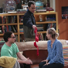 Em "The Big Bang Theory": Sheldon (Jim Parson) mostra sutiã de Amy (Mayim Bialik) para Leonard (Johnny Galecki) e Penny (Kaley Cuoco)