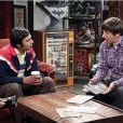 Raj (Kunal Mayyar) e Howard (Simon Helberg) conversam em cliques promocionais de "The Big Bang Theory"