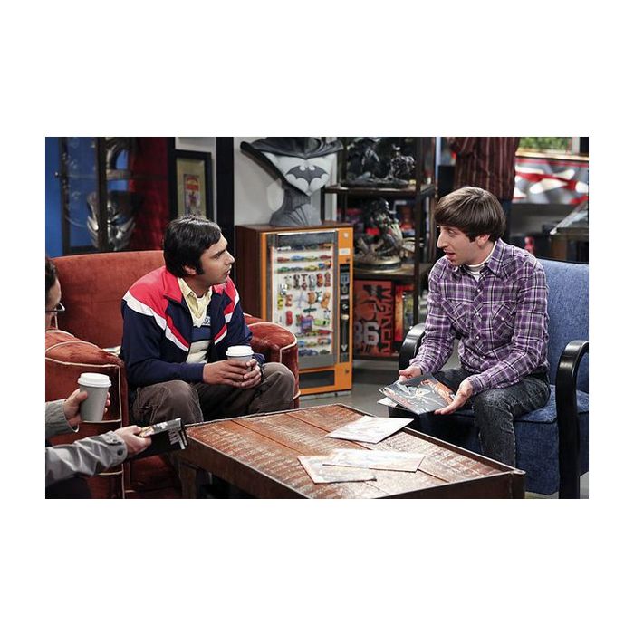 Raj (Kunal Mayyar) e Howard (Simon Helberg) conversam em cliques promocionais de &quot;The Big Bang Theory&quot;