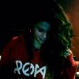 Selena Gomez aparece sensual em cima de uma cama e vestindo a roupa do rapper Romeo Miller. É namoro ou amizade?!