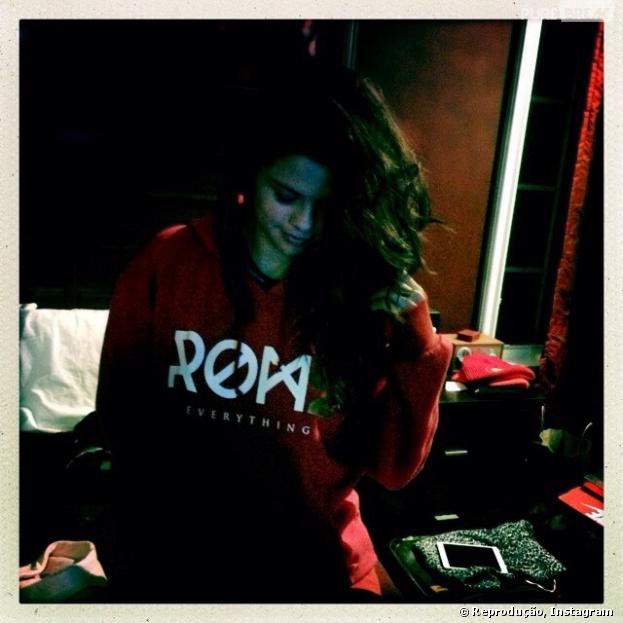 Selena Gomez aparece sensual em cima de uma cama e vestindo a roupa do rapper Romeo Miller. É namoro ou amizade?!
