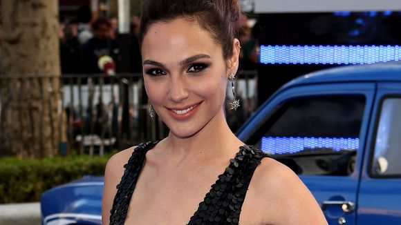 Nova Mulher Maravilha, Gal Gadot rebate críticas: "Qualquer uma pode comprar peitos"