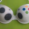 Um sutiã pra quem gosta do controle do Xbox