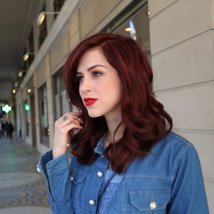 Sophia Abrahão resolveu inovar e pintou o cabelo com um tom mais escuro de vermelho