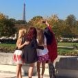 Sophia Abrahão e outras três blogueiras na semana de moda de Paris fazendo cliques pertinho da Torre Eiffel