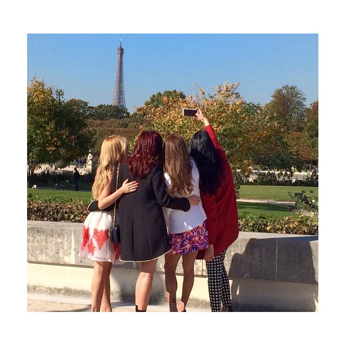 Sophia Abrahão e outras três blogueiras na semana de moda de Paris fazendo cliques pertinho da Torre Eiffel