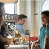 Em "The Flash": Mulher-Gavião (Ciara Renée) conversa com Cisco (Carlos Valdes) em sua chegada