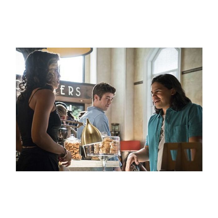 Em &quot;The Flash&quot;: Mulher-Gavião (Ciara Renée) conversa com Cisco ( Carlos Valdes) em sua chegada 