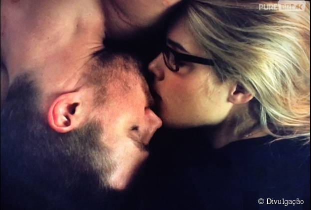 Em "Arrow": na 4ª temporada, Oliver (Stephen Amell) e Felicity (Emily Bett Rickards) passam por crise