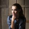 Alinne Moraes, de "Além Do Tempo", conta que acha mais fácil interpretar a Lívia dos dias atuais