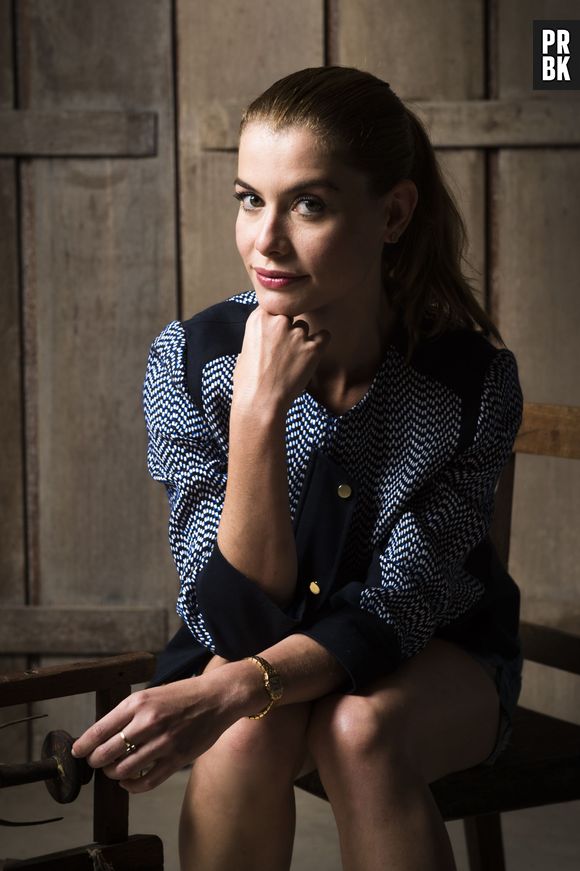 Alinne Moraes, de "Além Do Tempo", conta que acha mais fácil interpretar a Lívia dos dias atuais