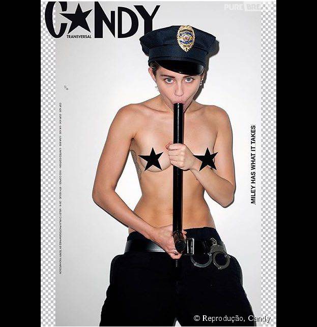 Miley Cyrus vive fazendo ensaios polêmicos para a revista! Lembra dela chupando um cassetete na capa da Candy?