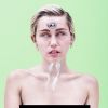 Miley Cyrus posou nua, mas com tarjas, para a Paper Magazine