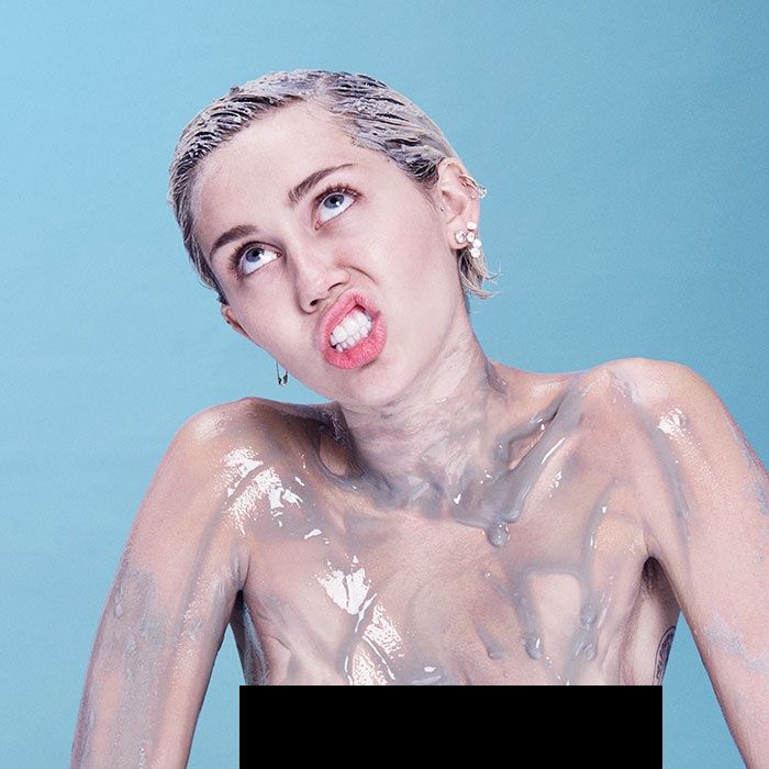  Assim como fez Kim Kardashian em 2014, Miley Cyrus posou pelada para a revista Paper 