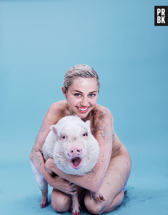 Miley Cyrus e seu porco de estimação, Bubba Sue, diviram as lentes da revista Paper Magazine