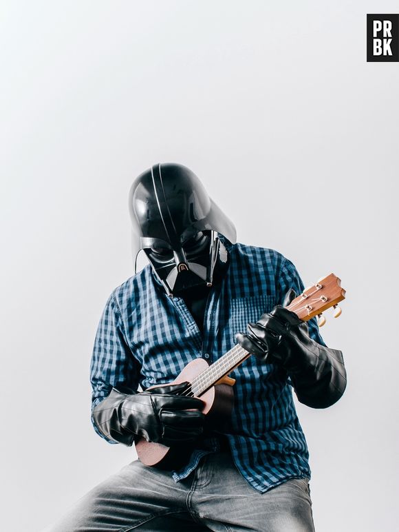 Será que Darth Vader, de "Star Wars", está tentando aprender um novo instrumento?