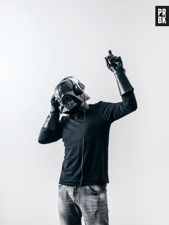 Darth Vader, de "Star Wars", ouvindo aquele som!
