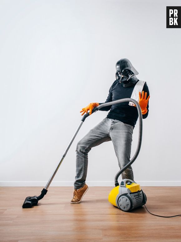 De "Star Wars", Darth Vader parece estar se divertindo com a faxina