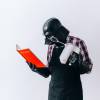 Darth Vader, de "Star Wars", tentando fazer uma nova receita