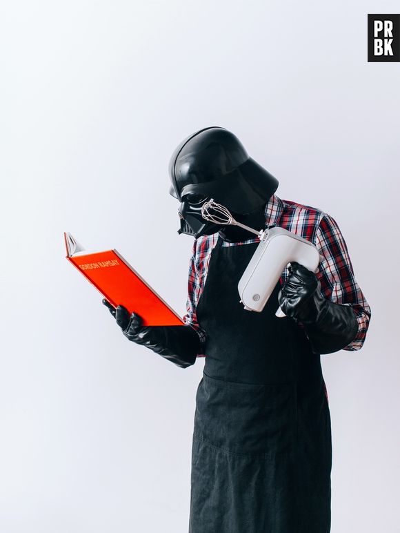 Darth Vader, de "Star Wars", tentando fazer uma nova receita