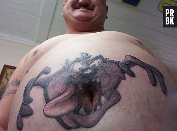 Falando em língua, que tal usar o seu umbigo como boca para o desenho da tatuagem?