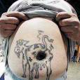 Tatuagem no umbigo: o que será que essa vaquinha comeu para ficar assim?