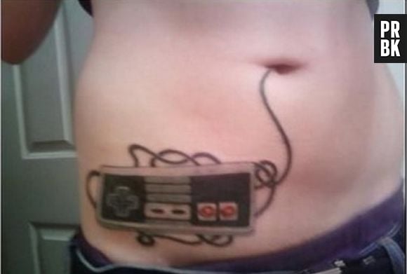 Olhando assim essa tatuagem, até parece que o umbigo é uma tomada