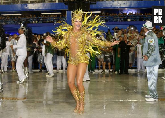 As pernas de Claudia Leitte em ação