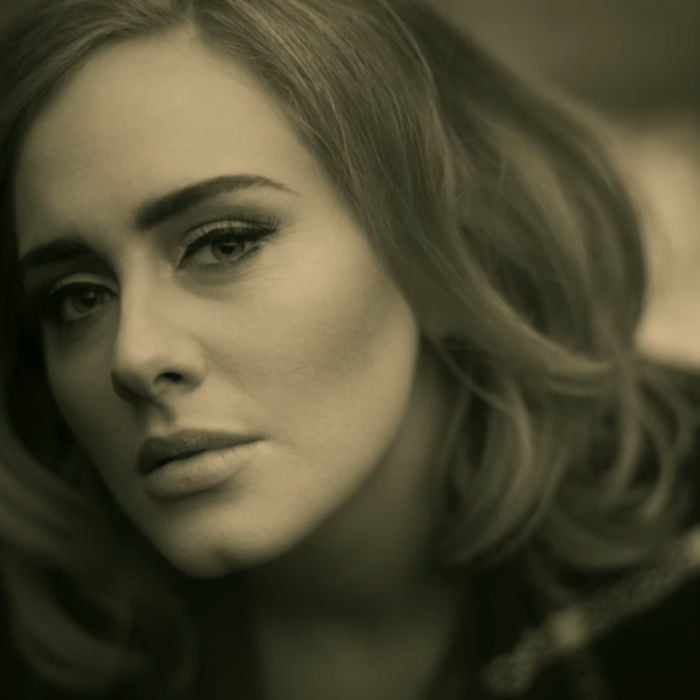 Adele está em terceiro lugar na Billboard UK com o estrondoso single &quot;Hello&quot;